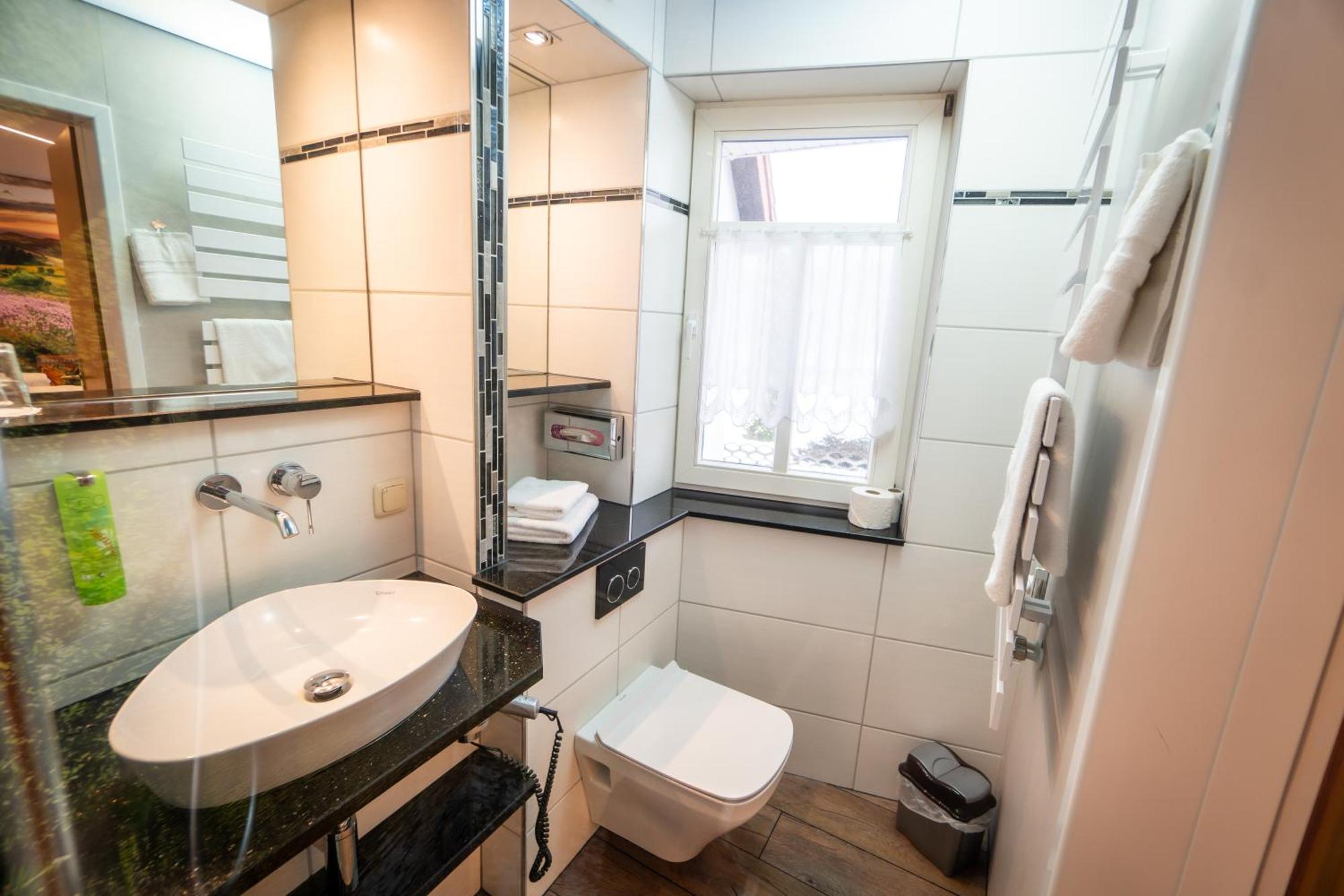 Landhotel Zur Gruenen Kutte Bernshausen Exteriér fotografie